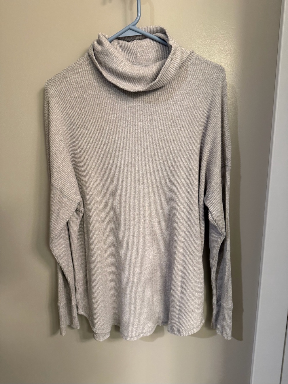 American Eagle Outfitters Light Gray Ribbed Turtleneck Sweater